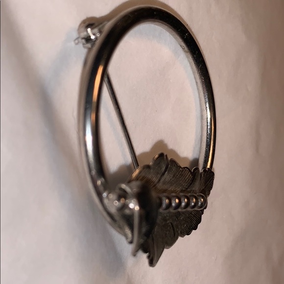 Minimalist circle/leaf brooch statement piece - Picture 7 of 8